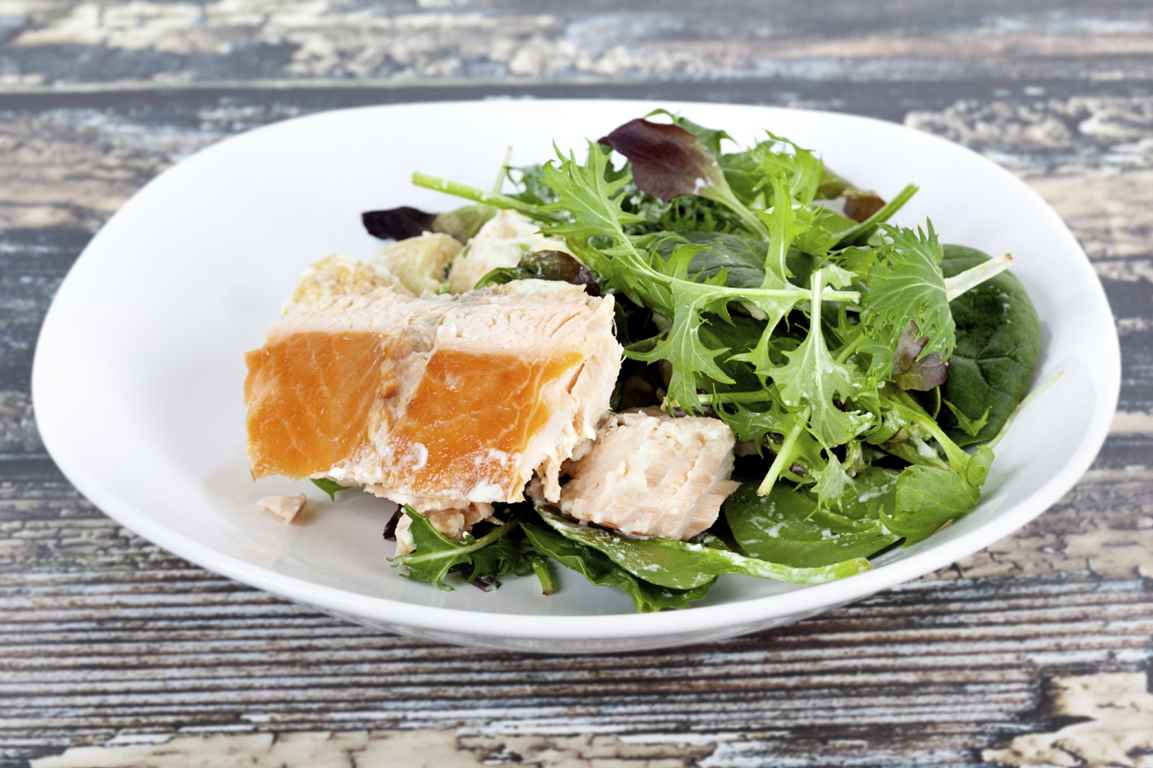 Gegrillter Lachs mit Spinat und Bohnen Gegrillter Lachs mit Spinat und Bohnen